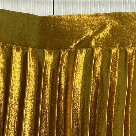 Lulus Pretty Pleats Gold Metallic Pleated Midi Skirt Size Small - Picture 9 of 13